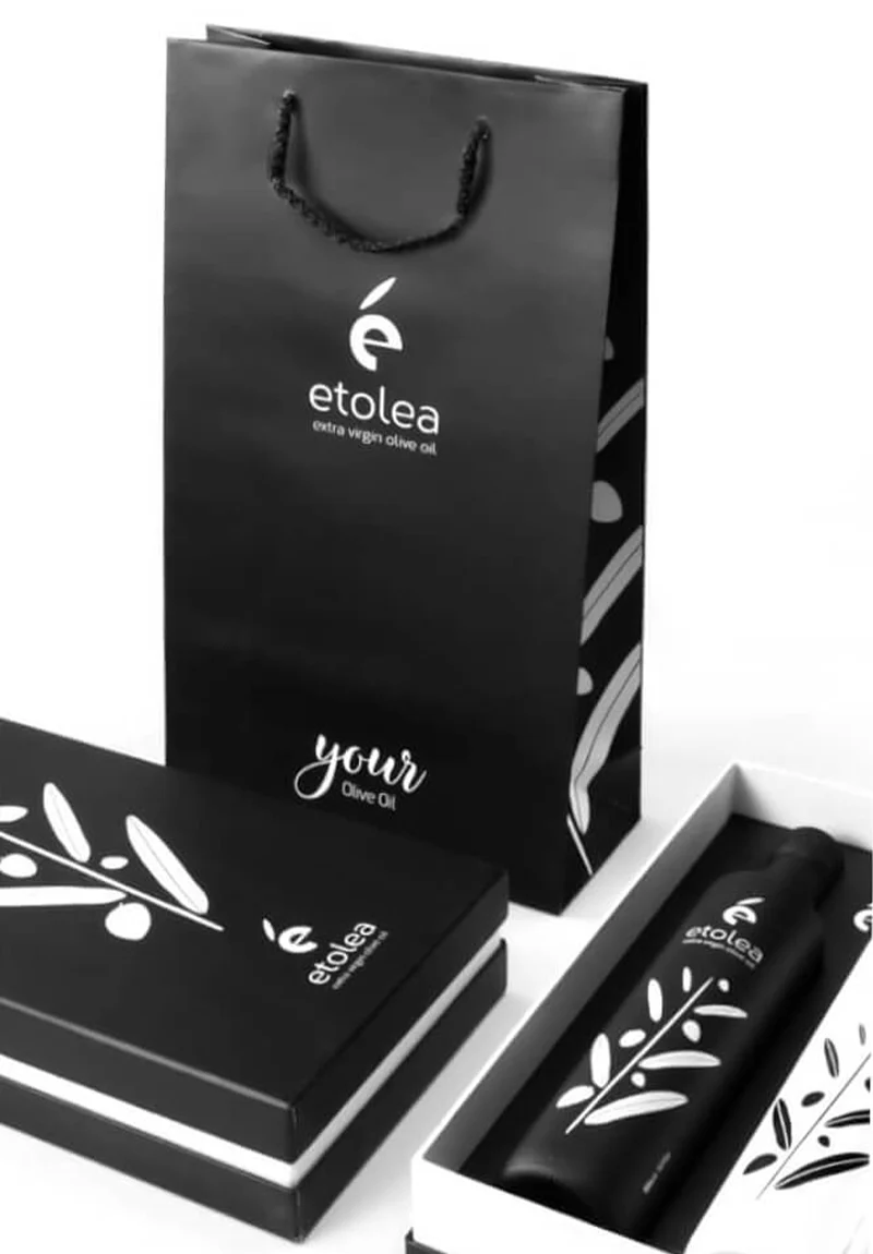 "Flaschen Etolea Schwarz und Weiß Extra Natives Olivenöl in einer eleganten Geschenkbox."