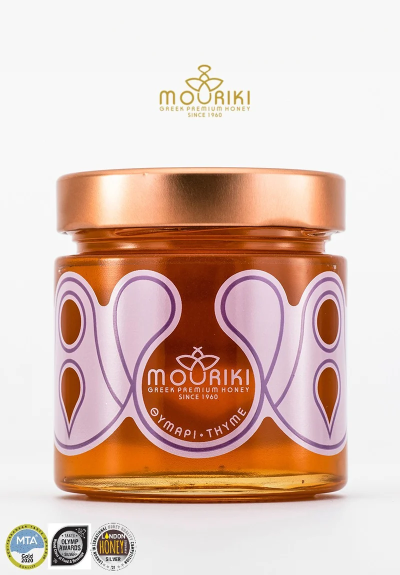 Bild eines Glases Mouriki-Thymianhonig 300 g. „Mouriki-Thymianhonig: Eine Reise in den goldenen Reichtum, ein griechisches Superfood bei P&D GROCERIES.“ Awards