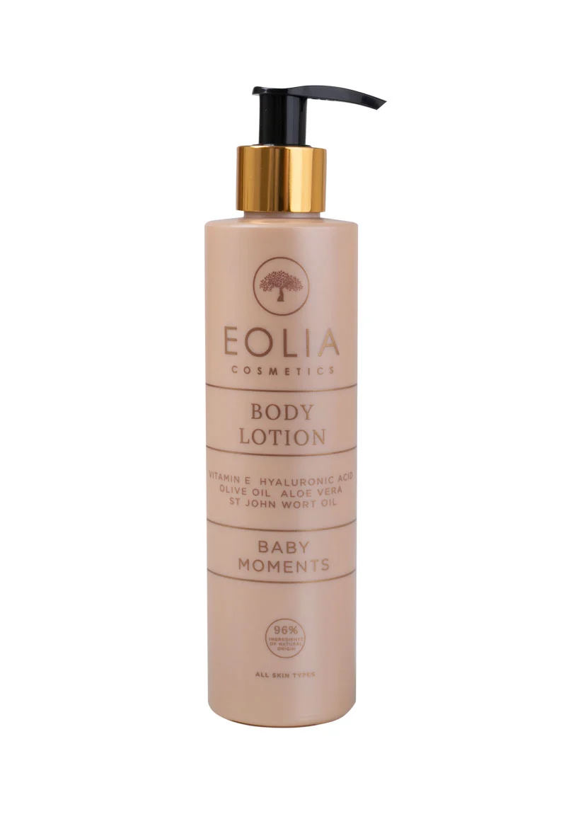 Flasche mit Eolia Natural Cosmetics Körperlotion Hyaluronsäure Baby Momente 250ml. Die Lotion wird als feuchtigkeitsspendend mit Hyaluronsäure, Olivenöl, Aloe Vera und Vitamin E beworben. Sie hat einen Babypuderduft und ist für alle Hauttypen geeignet.