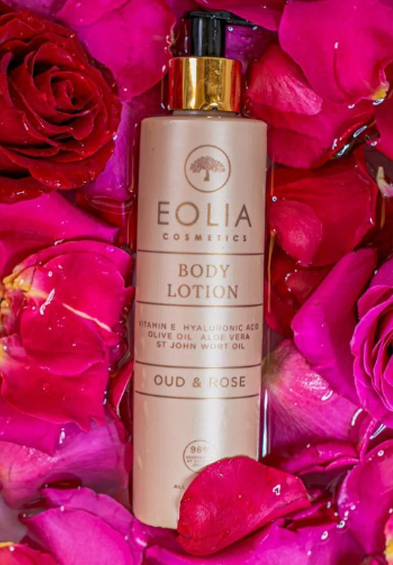 Flasche mit Eolia Natural Cosmetics Körperlotion Hyaluronsäure Oud & Rose. Die Lotion wird als feuchtigkeitsspendend mit Hyaluronsäure 250ml, Olivenöl, Aloe Vera und Vitamin E beworben. Sie hat einen Duft nach Rose und Oud und ist für alle Hauttypen geeignet.