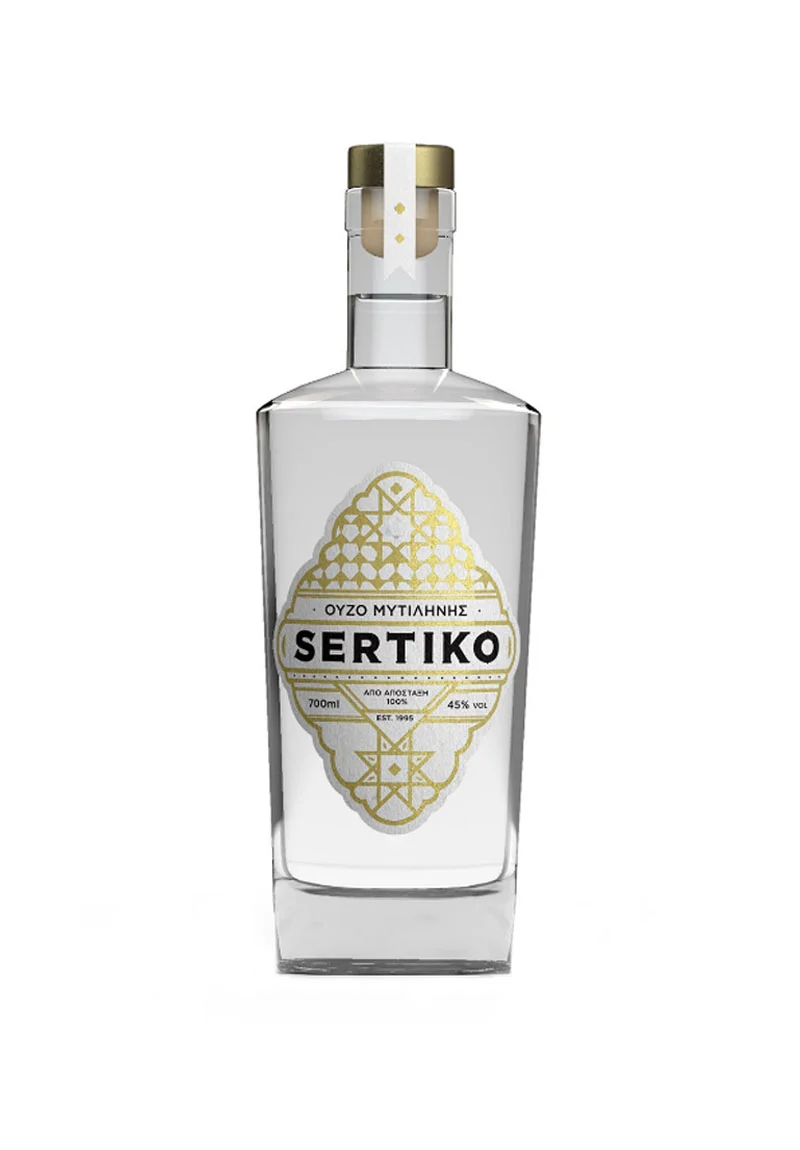 SERTIKO Ouzo Flasche: Eine durchsichtige Flasche mit einer Mischung aus osmanischen und byzantinischen Motiven in Gold, die die Premiumqualität von SERTIKO Ouzo und die Inspiration aus historischen Epochen zeigt.