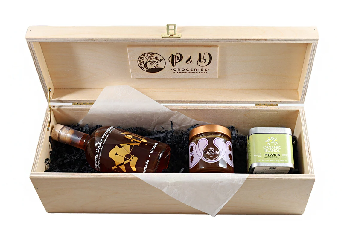 "Elegante hölzerne Geschenkbox mit Granatapfel Likör, Thymianhonig und Bio-Tee."