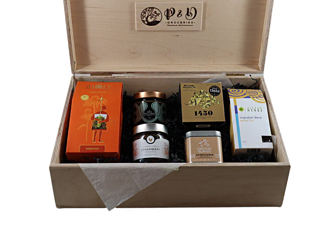 Holzgeschenkbox mit hochwertigen Bio-Tees, Honig und Marmeladen – ein Symbol für Luxus und Professionalität.
